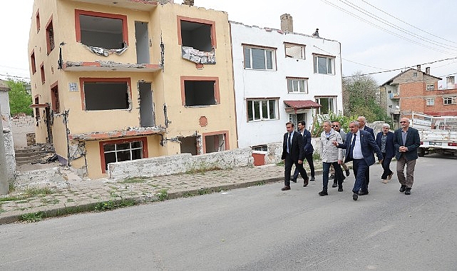 Sivas Belediye Başkanı Dr. Adem Uzun, kentsel dönüşüm çalışması devam eden Esentepe ve Yunus Emre Mahallesi'ni ziyaret etti