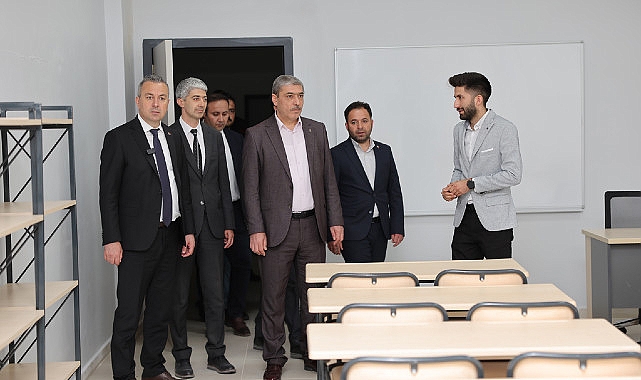 Sivas Belediye Başkanı Dr. Adem Uzun, saha gezileri kapsamında Şeyh Şamil Spor Kompleksi ve Fatih Kültür Merkezi'ni ziyaret etti