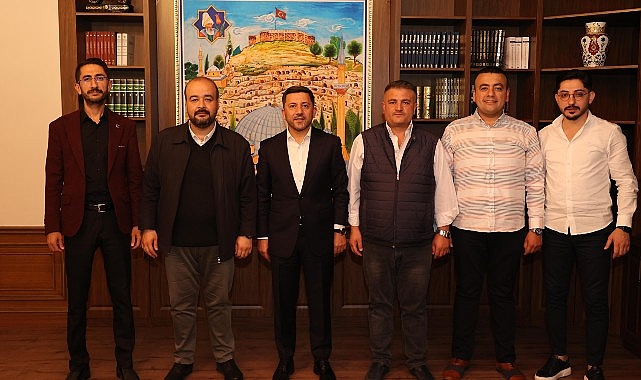 Yeniden Refah Partisi Nevşehir İl Başkanı Abdulgani Altınışık, Nevşehir Belediye Başkanı Rasim Arı'ya 'hayırlı olsun' ziyaretinde bulundu
