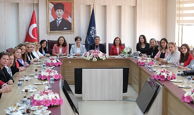 Cumhuriyet Halk Partisi  Aydın İl Kadın Kolları Başkanı Ayşe Özdemir  Özlem Çerçioğlu'na nezaket ziyaretinde bulundu