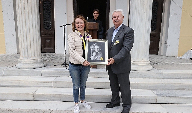 Konak Belediye Başkanı Nilüfer Çınarlı Mutlu, İzmir Atatürk Lisesi'nin Pilav Günü'ne katıldı