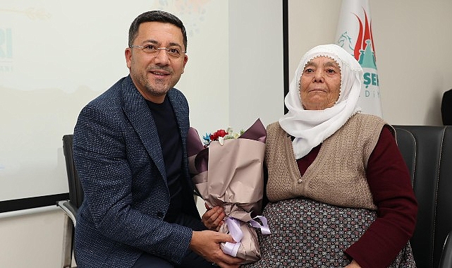 Nevşehir Belediye si tarafından Anneler Günü dolayısıyla düzenlenen programda Elmas Arı, Nevşehir Belediye Başkanı olan oğlu Rasim Arı'yı anlattı